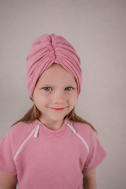 Adaptuota suknelė ir turbanas mergaitėms