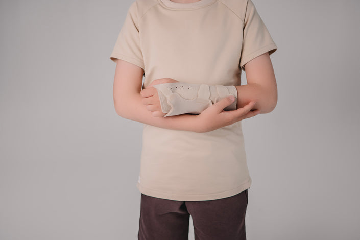 Vaikiški pritaikyti marškinėliai su „Velcro“ užsegimu ir visiškai atsegamais šonais